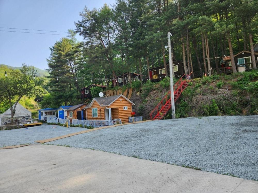 Hongcheon Gongjaksan Recreational Forest Pension Номер фото